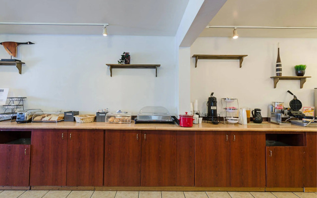 Econo Lodge Inn and Suites