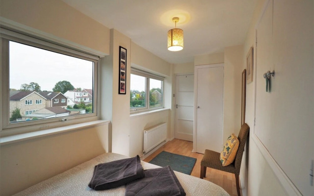 Quiet APT Sleeps 4-6 Central Windsor With Parking