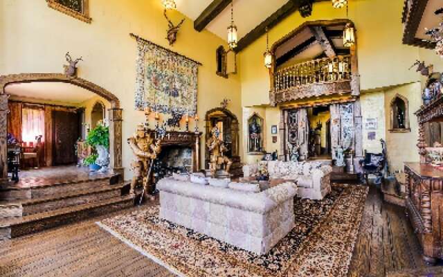 HIGHLANDS CASTLE overlooking Lake George.. plus 2 other Castles!