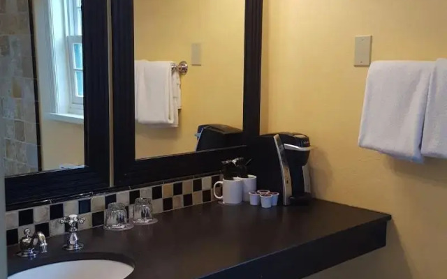 Maison Fleurie, A Four Sisters Inn