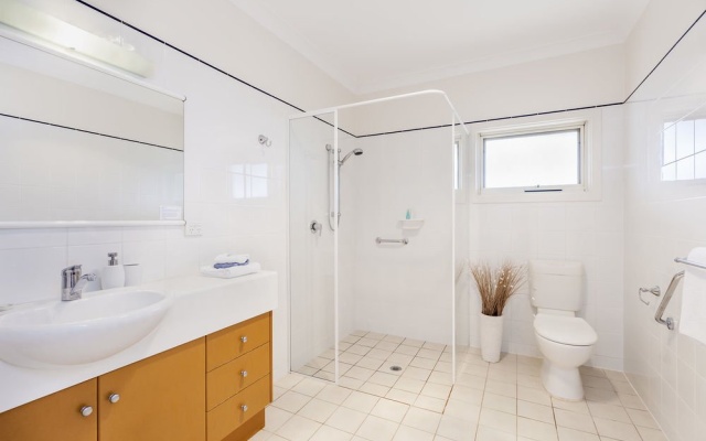 Seascape Lodge on Emu Bay – Bathroom – Emu Bay