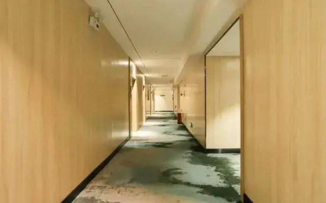 H Hotels (Xingyi Jichang Avenue)