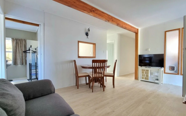 Lovely 2- Bedroom Unit with Free Parking