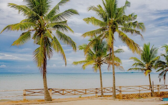 Bahari Beach Castle Lodge
