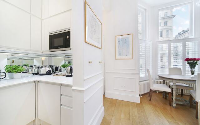 Luxurious 1BR Period Property in Kensington