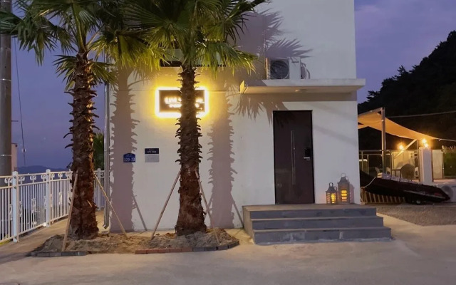 Lim Sea Side Poolvilla Pension