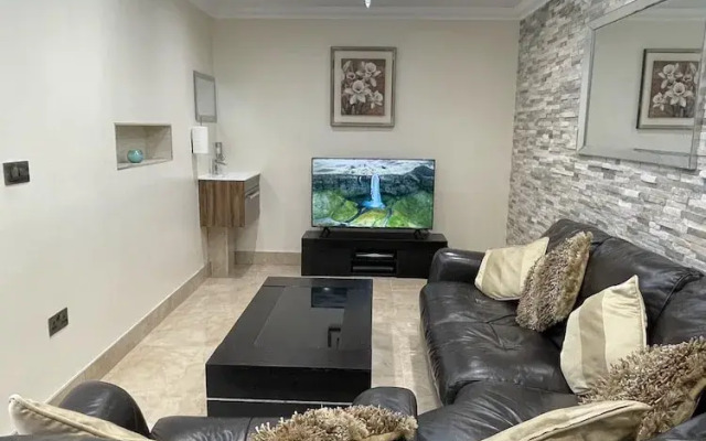 New Luxury Modern House Near Airport Free Parking