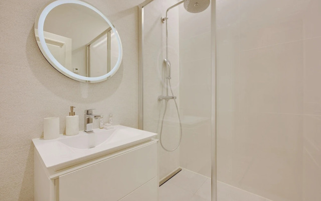 Superb Apartment With Terrace 2br/4p Trocadero