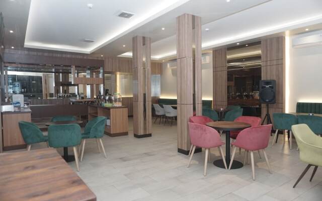 Cahaya 3 Hotel Near Juanda Airport