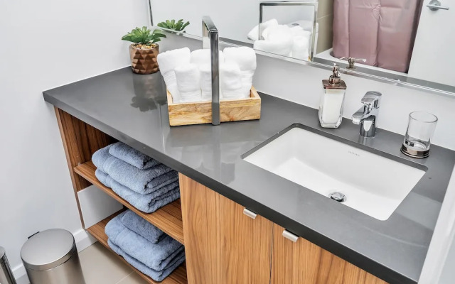 QuickStay Yorkville Condo - Yonge & Bloor