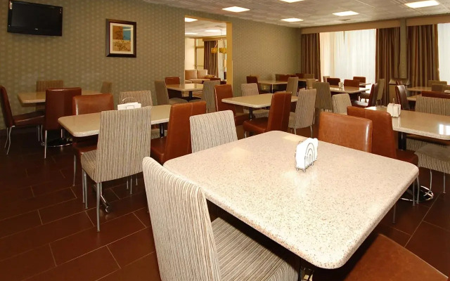 Quality Inn & Suites Charleston - Civic Center