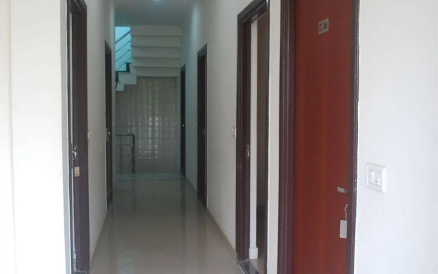 OYO 28053 Hotel Gayatri Palace