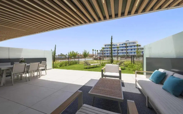 Espectacular bajo con jardín en 1ª línea de playa