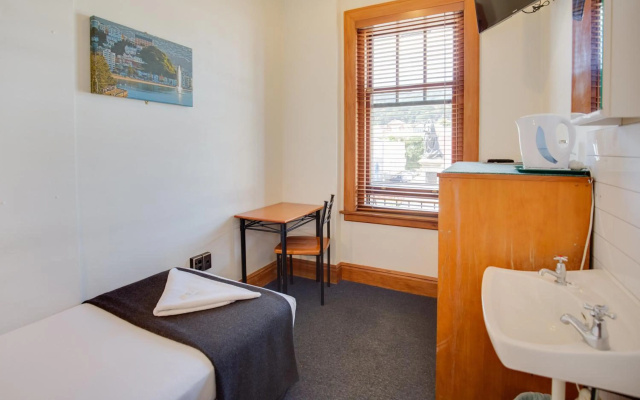 The Cambridge Hotel & Backpackers – Guest Rooms – Wellington