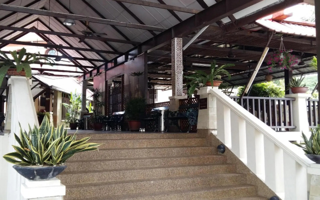 D'Feringghi Haus Hotel & Restaurant