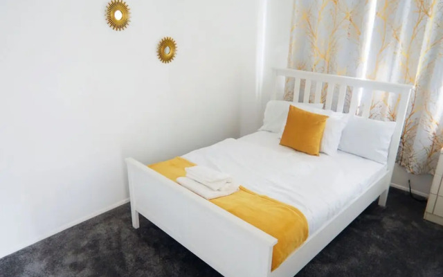 3br-sleeps5-parking-neartrainstation