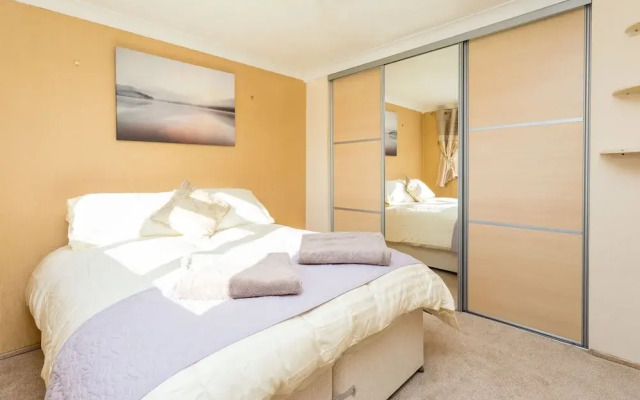 Fabulous 3-bed House, Close to Station