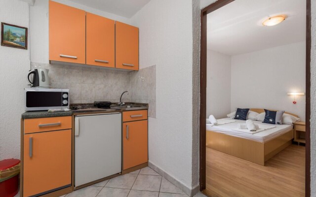 Nice Apartment in Lopar With 1 Bedrooms and Wifi