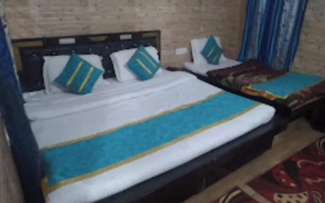 Goroomgo Madhu Palace Katra