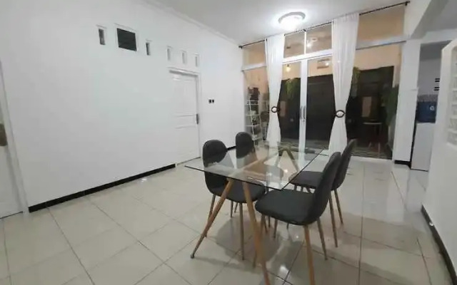 Rumah Putih Jogja Guest House