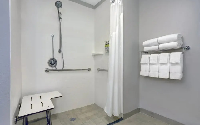 Holiday Inn Express & Suites Lenexa Overland Park Area