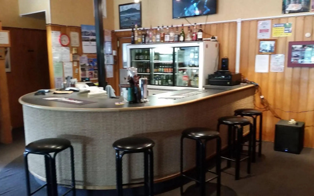 Mahoe Motel Bar n Grill