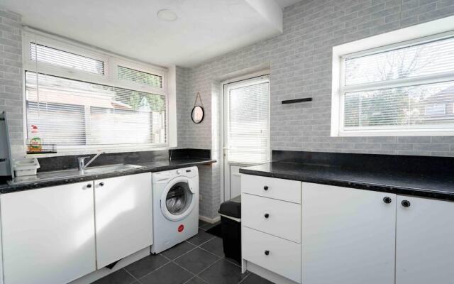 Modern 2-bed House Liverpool Close to Aintree Hosp