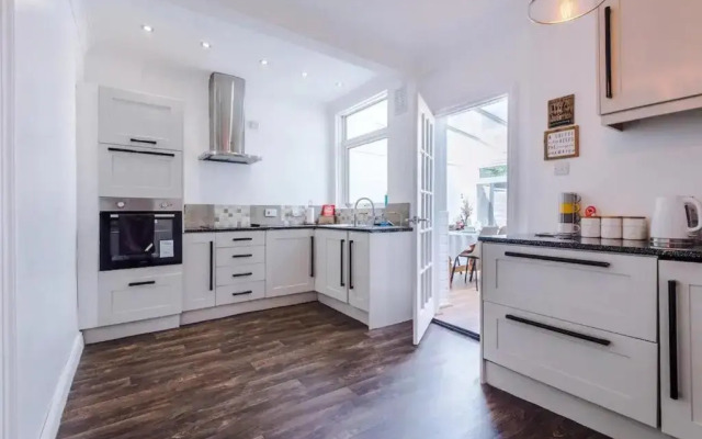 Elegant 2BD Family Retreat Blackpool Town!