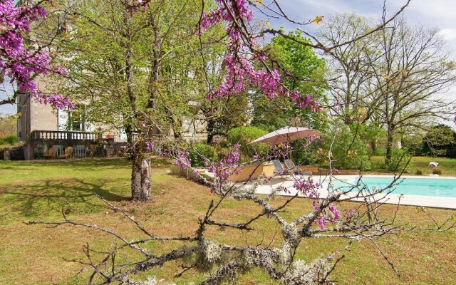 Charming Mansion in Brouchaud With Swimming Pool