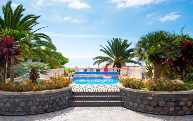 Apartment with One Bedroom in Caniço, with Pool Access, Enclosed Garden And Wifi - 1 Km From the Beach