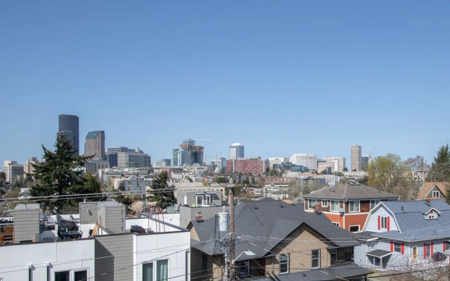 Hosteeva Modern Townhome w Rooftop
