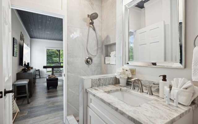 Sunset Chalet 2 Bedroom Cabin by RedAwning