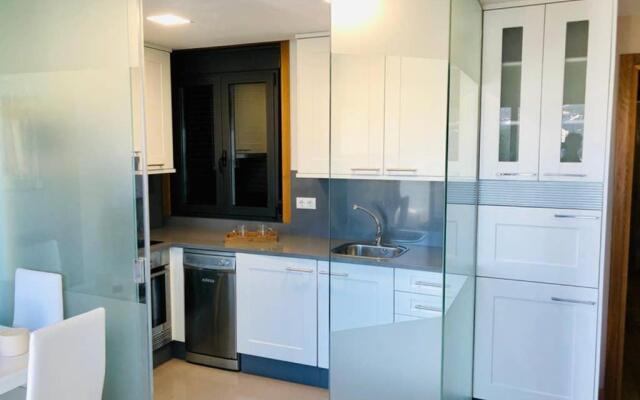 Apartamento con piscina y terraza al lado de la playa