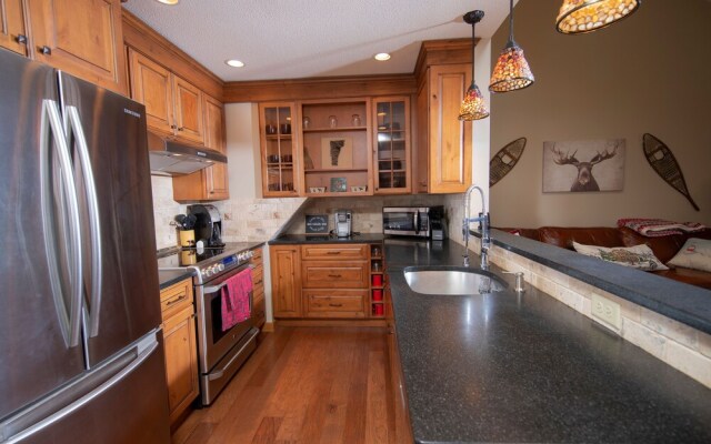 3br Ski-in, Ski-out & Private Sauna 3 Bedroom Condo by RedAwning