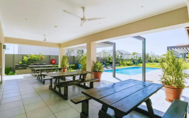 The Henlee Apartment on Ventura