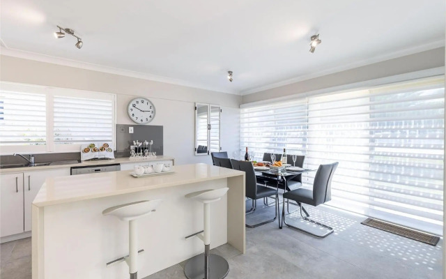 Sandy Beach House - Corlette Waterfront