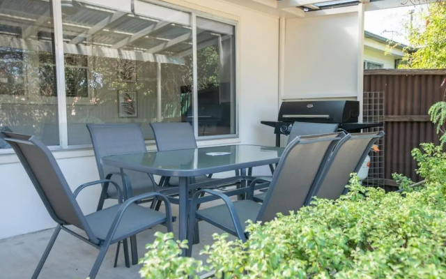 Sweet Caroline Sunny & Spacious Sleeps 6 – Outside – Orange