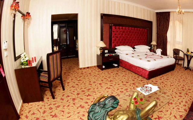 Queen's Suite Hotel