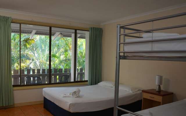 Base Airlie Beach Resort - Hostel