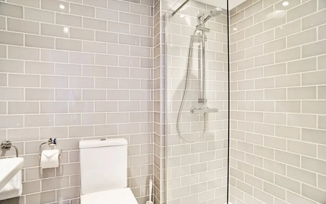 JOIVY Re-Imagined Flat in Georgian Architecture Townhouse