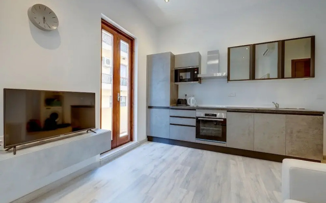 Chic 2BR Apartment, Ideal Location