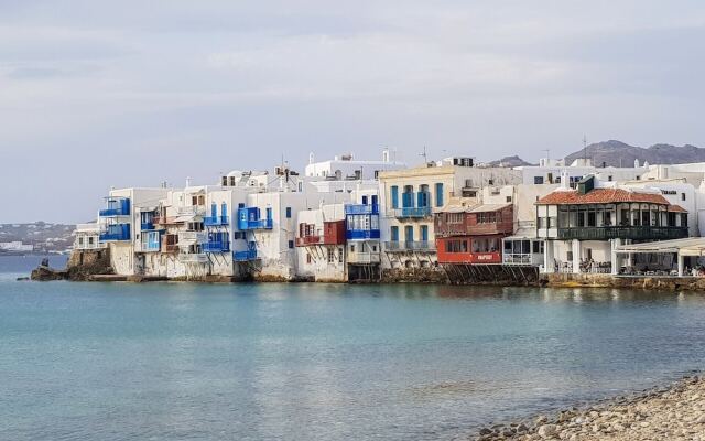 aniko suites Chora