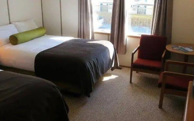 Triple J Hotel & Cabins