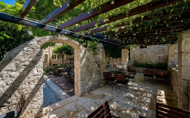 Puteus Palace Brac