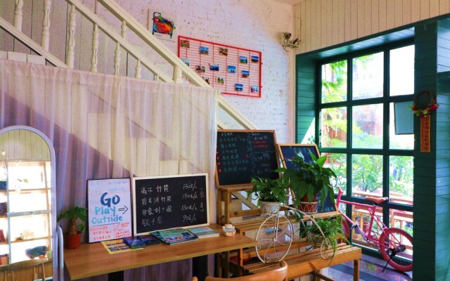 meeting the cats hostel