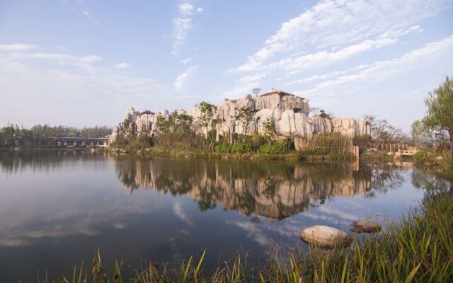 Meicheng Swan Lake Resort Hot Spring