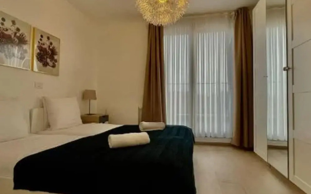 Modern 1BR Near Diamond District by Oneluxstay