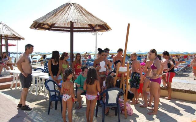 Club Hotel Bikini & Tropicana