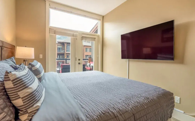 Luxury 3-Br Penthouse | INDOOR Pool & Hot Tub | Pool Table | 2 Decks + Mtn Views