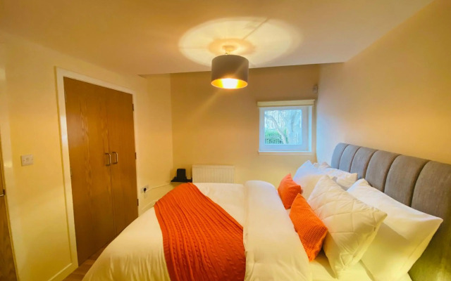 2 Bed 2 bath with Private Parking